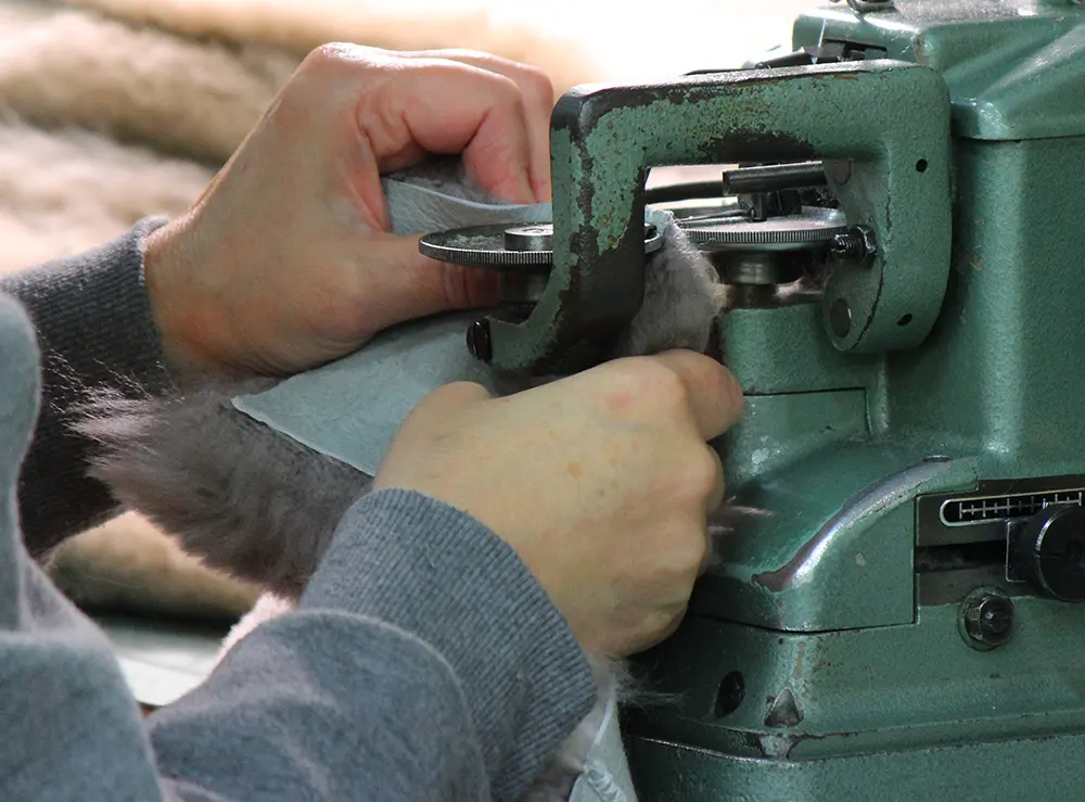 ムートン製品の修理・リメイク作業風景